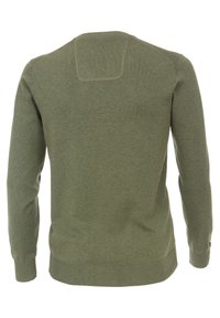 Sweter oliwkowy, lekki materiał, okrągły dekolt, długie rękawy, ściągacze przy mankietach i u dołu, z tyłu posiada prostokątną naszywkę na ramieniu.