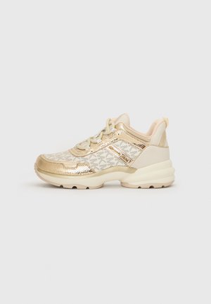 Beige és arany színű fűzős sneaker, texturált felsőrésszel, geometrikus mintázattal és párnázott talppal a kényelem érdekében.