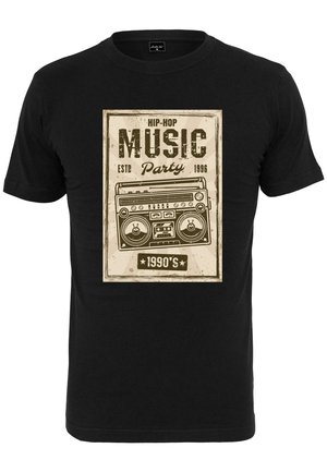 Sort T-shirt med korte ærmer med et grafisk motiv af en vintage boombox med teksten "HIP-HOP MUSIC Party ESTD 1996" og "1990'erne".