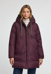 Mörkröd puffjacka med huva, med dragkedja fram, sidofickor och dragsnören. Logotyp på bröstet och kontrasterande innerfoder.