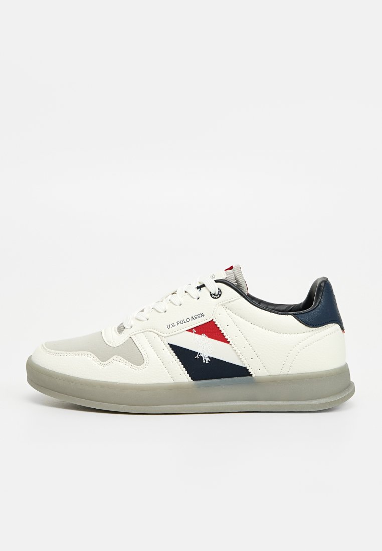 Baskets blanches avec un mélange de cuir et de matériaux synthétiques. Présentent des accents rouges, bleus et gris, un logo iconique et un système de laçage traditionnel.