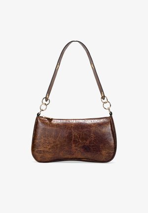 Bolso de mano de cuero marrón con un acabado texturizado, forma curvada y una correa desmontable con detalles en tono dorado y cierre de cremallera.