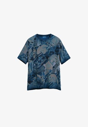 Tričko s krátkym rukávom vyrobené z bavlny, s modro-béžovým abstraktným vzorom obsahujúcim rôzne textúry a kruhové motívy.