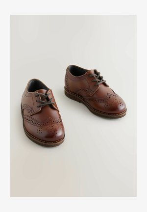 Zapatos de cuero marrón con detalles de brogue, puntera redonda y cierre con cordones. Presentan un interior negro y bordes cosidos para mayor durabilidad.