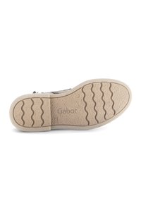 Rubberen schoenen zool in beige met gedetailleerde grippatronen. Bevat "Gabor" branding die in het oppervlak is gedrukt, ontworpen voor grip en duurzaamheid.