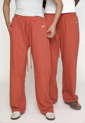 OVERSIZE JOGGER TESSALATED - Træningsbukser - etruscan red