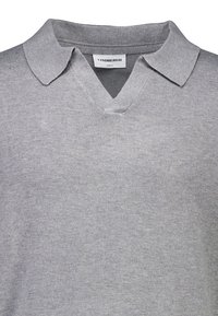 Grå stickad polo med V-ringning och kort krage. Har en mjuk textur och en smal passform, märkt med varumärkets etikett "LINDBERGH."