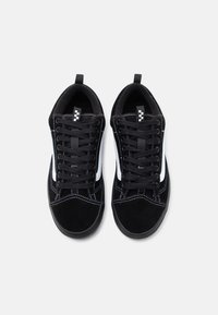 Μαύρα σουέτ αθλητικά παπούτσια με λευκές πλευρικές λεπτομέρειες, διαθέτουν στρογγυλά κορδόνια, ενισχυμένες μύτες και αντίθετη ραφή. Λείο εσωτερικό επένδυση.