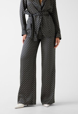 - Spodnie materiałowe