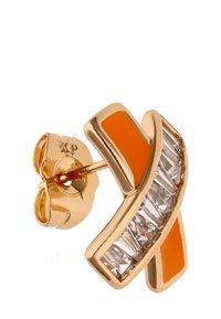 Náušnice se zlatavým tónem, zdobené oranžovým smaltem a čirými krystaly ve tvaru bagety, mají zakřivený design pro moderní vzhled.