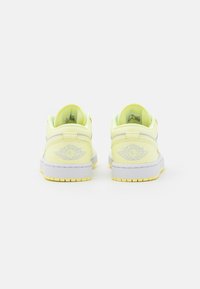 Jordan AIR JORDAN 1 LOW - Sapatilhas - pure platinum/citron tint/white