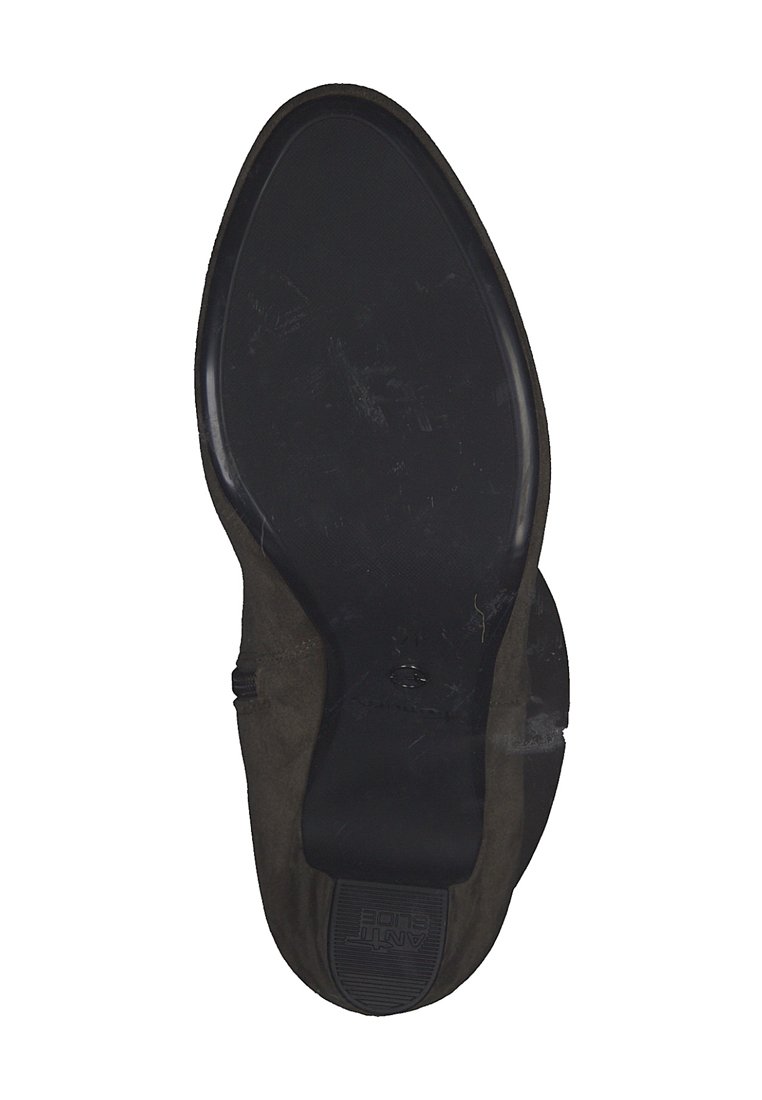 Chaussure en suede marron avec un bout arrondi, semelle en caoutchouc et semelle texturée. Le design est élégant avec un minimum de coutures et d'accents visibles.