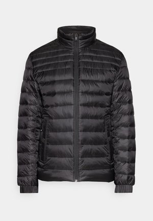 Zwarte pufferjack met een hoge kraag, horizontale quiltstructuur, ritssluiting aan de voorkant en elastische manchetten. Gemaakt van glanzend, glad materiaal.