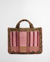 Sac fourre-tout matelassé avec un design en tartan rose et bordeaux, rehaussé d'accents floraux verts. Poignée arrondie avec une texture douce.