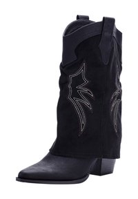 Bota vaquera de ante negra con punta afilada, costuras decorativas en un patrón de llama, tacón bajo apilado y tiradores en el eje.