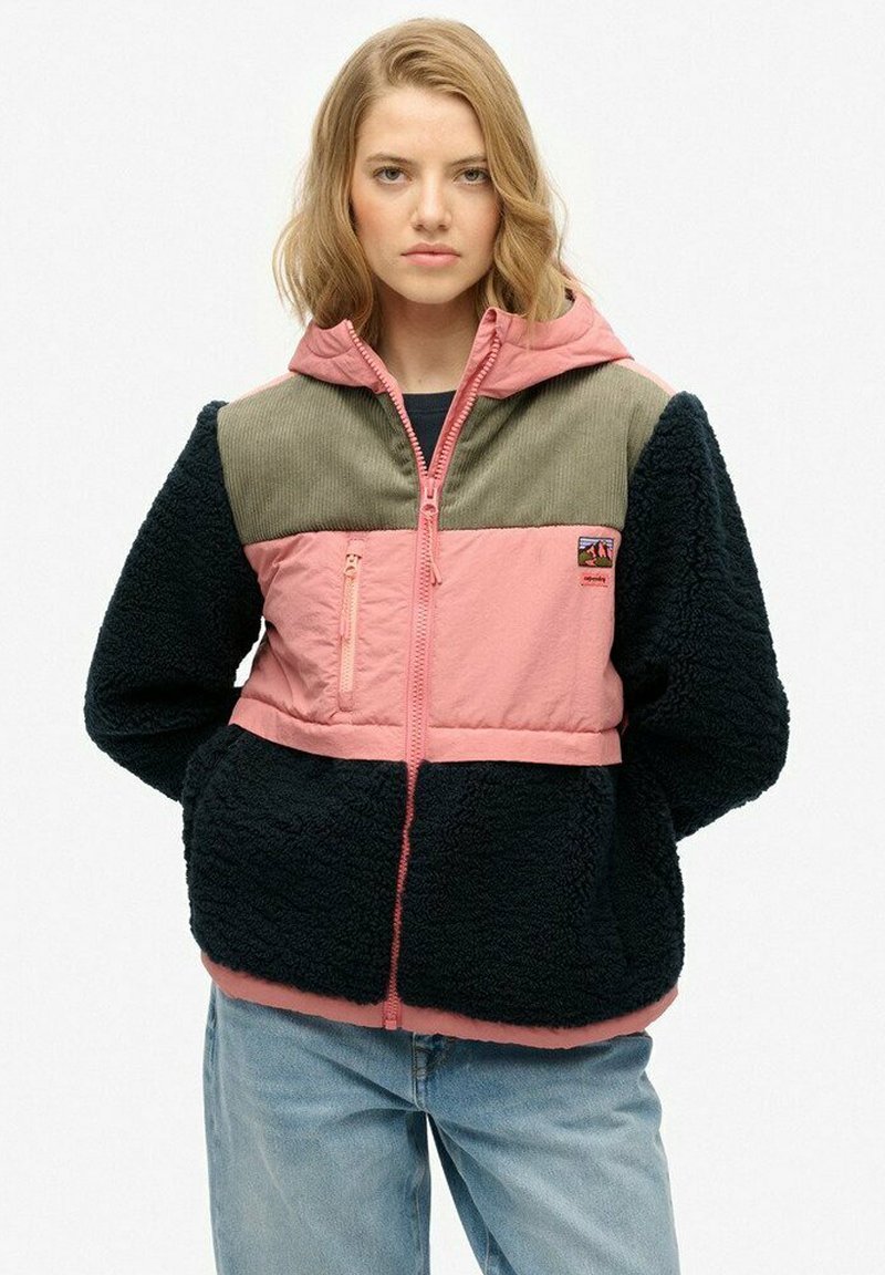 Hooded jack met een kleurblokontwerp in roze, groen en marineblauw. Heeft een ritssluiting en een pluizige textuur op het lichaam en de mouwen.