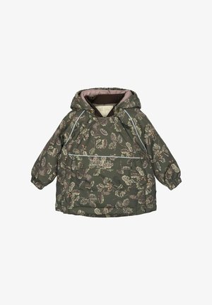 Chaqueta acolchada con capucha en verde oscuro con un patrón de hojas. Cuenta con detalles reflectantes, puños elásticos y un bolsillo frontal. Forro interior suave.