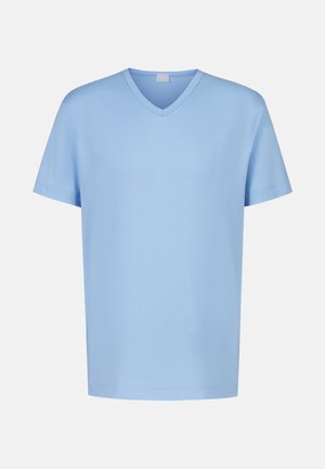 Hellblaues V-Ausschnitt-T-Shirt aus weichem Stoff, mit kurzen Ärmeln und lockerem Schnitt. Keine Muster oder zusätzliche Details sichtbar.