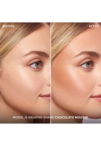 Vergelijking voor en na die een zachte huidtextuur en een natuurlijke afwerking laat zien. De make-up van het model heeft een warme, chocoladebruine tint.
