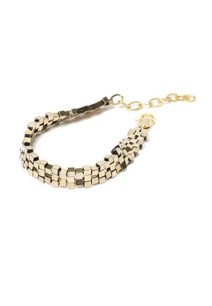 Bransoletka w złotym tonie z ogniwami w kształcie kostek oraz zapięciem łańcuszkowym z małym, okrągłym zawieszonym zdobionym kryształami.