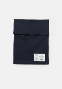 Námornícky modrý zložený vak na pyžamo s gombíkovým zapínaním, textilnou štítkou s bielym textom a obrysom odevu. Hladká textúra.