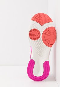 Podešev boty se vyznačuje živými růžovými a korálovými gumovými prvky s texturovanými vzory. Bílá mezipodešev je zakřivená a zobrazuje logo "superrep".