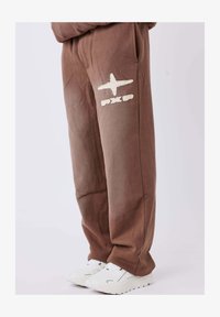 Selected, marron