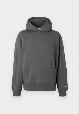 Sweatshirt cinza com capuz, bolso frontal tipo canguru, punhos canelados e cordão de ajuste no capuz. Apresenta um discreto detalhe de logotipo no peito.