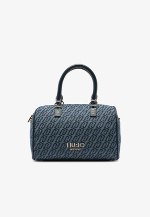 Sac à main en tissu bleu avec un logo, présentant un motif géométrique, deux poignées noires et des accessoires dorés. Forme structurée avec fermeture zippée.