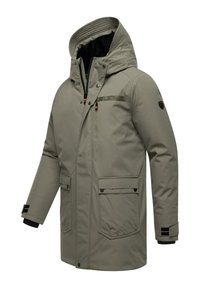 Veste isolée vert olive avec capuche, fermeture éclair frontale et fermeture à pression, plusieurs poches et poignets ajustables. Tissu texturé avec des accents noirs.