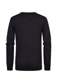 Schwarzer gestrickter Pullover mit langen Ärmeln und runder Halslinie. Weiche Textur und figurbetontes Design, ohne sichtbare Muster oder Verzierungen.