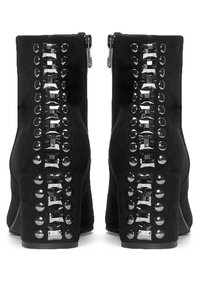 Stivaletti neri in suede, con tacco a blocco, cerniere posteriori e una fila decorativa di borchiette lucide lungo il lato.