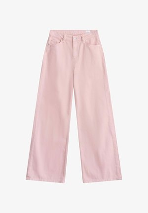 Jeans rose clair à jambes larges avec passants de ceinture tressés, poches avant et fermeture par boutons, présentés à plat sur un fond blanc.