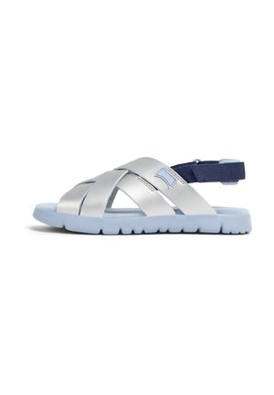 Silverfärgade läder sandaler med korsremdesign, ljusblå gummisula och justerbar hälrem i marinblå.