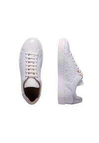 Bílé kožené tenisky s jemným raženým vzorem, kulatou špičkou a šněrováním. Lehká podrážka s texturovanými akcenty.