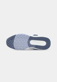 Semelle de chaussure de sport en caoutchouc texturé bleu foncé avec un motif antidérapant, accents blancs et zone de talon renforcée.