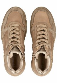 Beige High-Top-Sneaker aus Leder und Wildleder, mit runder Spitze, strukturierten Einsätzen, Schnürsenkeln und einem seitlichen Reißverschluss.
