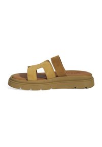 Geel suede slide sandals met twee uitgesneden banden en een tan rubberen zool met groeven voor grip. Glad binnenvoering detail.