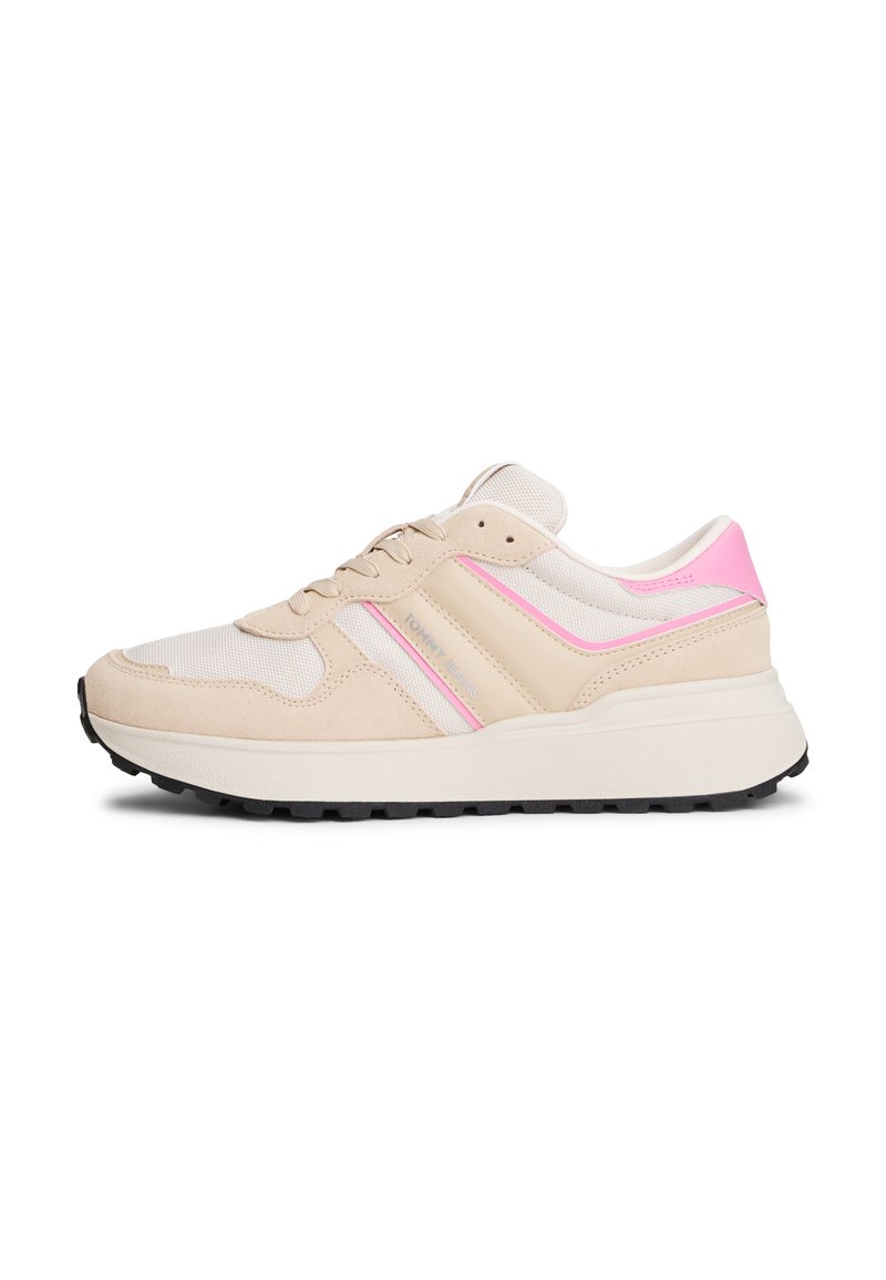 Μπεζ και ροζ αθλητικά παπούτσια με πλέγμα στο επάνω μέρος, σουέτ λεπτομέρειες, στρογγυλεμένη μύτη και μαύρη ελαστική σόλα με υφή.