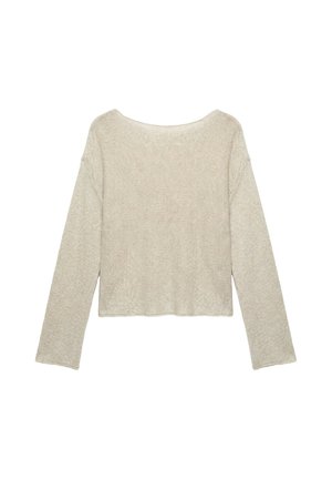 Beige gebreide trui met lange mouwen, ronde hals en losse pasvorm, plat uitgespreid op een witte achtergrond.