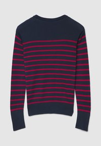 Maglione blu navy con strisce rosse orizzontali, collo a girocostina e polsini a costine, maniche a tre quarti e silhouette aderente. Tessuto morbido a maglia.