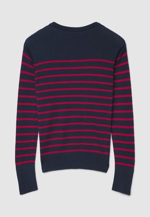 Maglione blu navy con strisce rosse orizzontali, collo a girocostina e polsini a costine, maniche a tre quarti e silhouette aderente. Tessuto morbido a maglia.