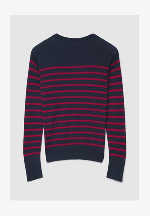 Pull marine avec rayures horizontales rouges, col rond et poignets côtelés, manches mi-longues, et silhouette ajustée. Texture en maille douce.