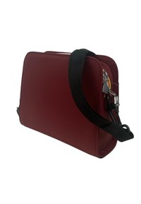 Borsa a tracolla sintetica rossa con forma rettangolare, superficie piatta, tracolla nera regolabile e chiusura lampo in metallo argentato.