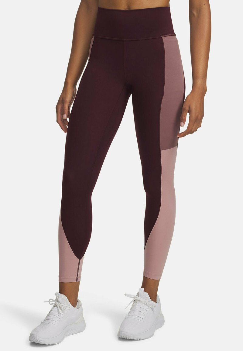 Legginsy z wysokim stanem w ciemnym burgundzie i miękkim różu, z kolorowym blokiem i gładką teksturą, w połączeniu z białymi butami sportowymi.