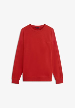 Czerwona bluza z długim rękawem i okrągłym dekoltem, z prążkowanymi mankietami i dołem, subtelne logo "Tommy Hilfiger" na piersi, ułożona płasko na białym tle.