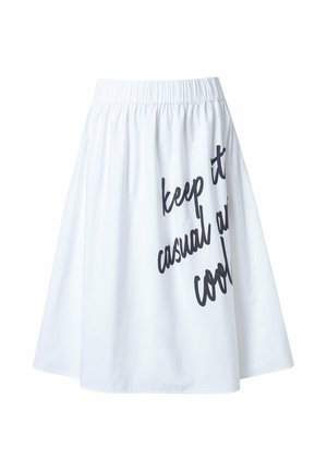 Jupe blanche trapèze avec taille élastique et texte manuscrit noir "keep it casual and cool" sur le côté droit.