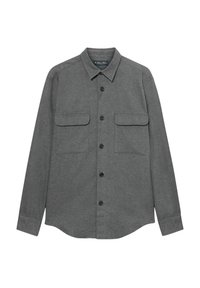 Camicia grigia a maniche lunghe realizzata in un tessuto testurizzato, con colletto a punta, due tasche sul petto e bottoni neri sulla parte frontale.