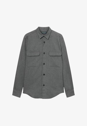 Camicia grigia a maniche lunghe realizzata in un tessuto testurizzato, con colletto a punta, due tasche sul petto e bottoni neri sulla parte frontale.