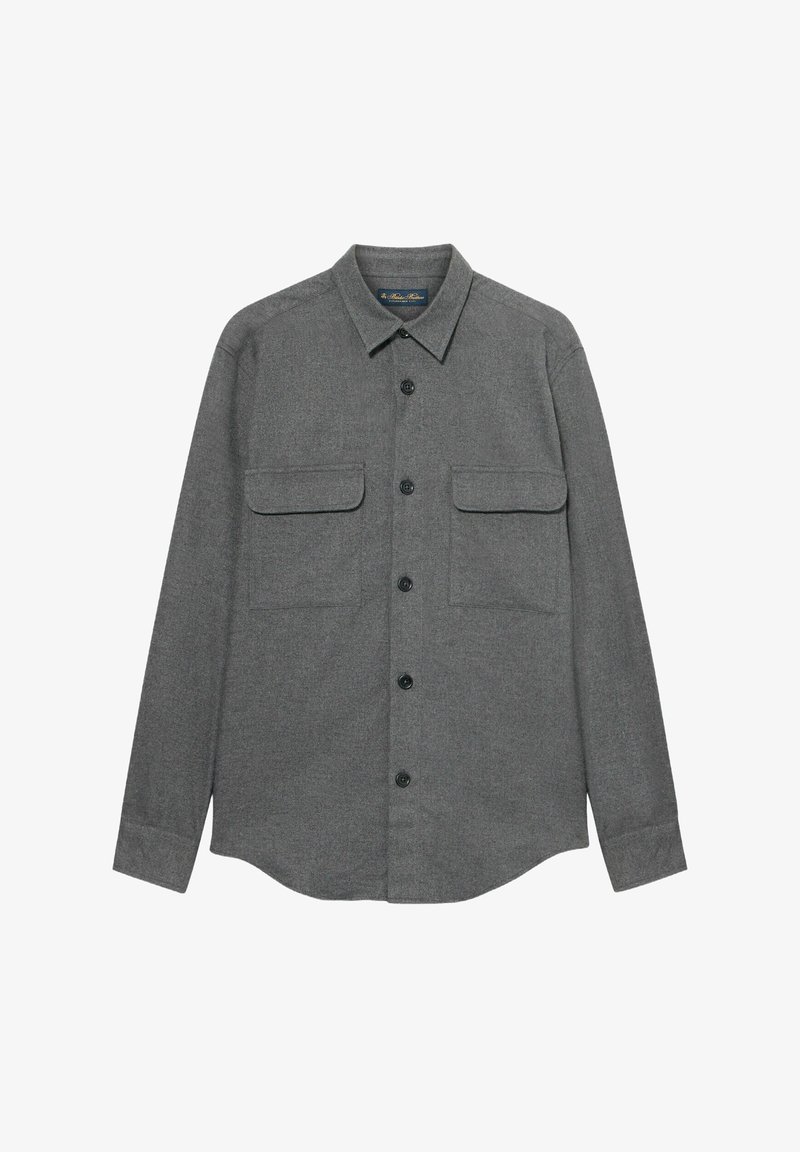 Camicia grigia a maniche lunghe realizzata in un tessuto testurizzato, con colletto a punta, due tasche sul petto e bottoni neri sulla parte frontale.